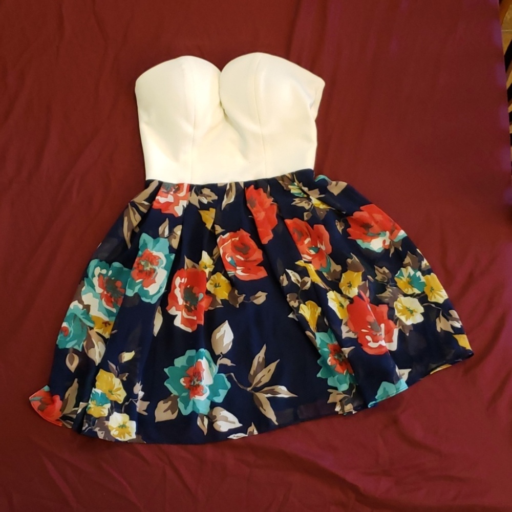 Mini dress, strapless with zipper in back.